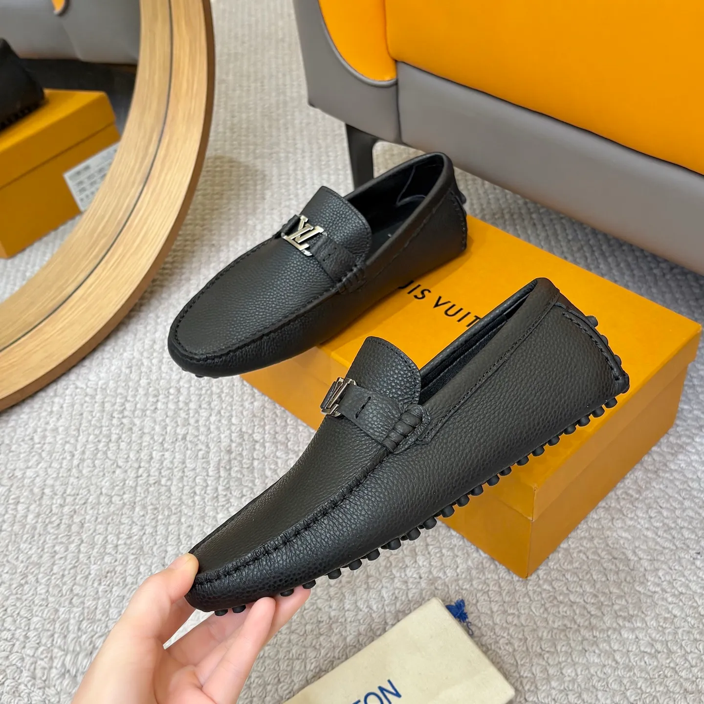 Men's men's shoes 💰420 (Yangli) LV 2⃣️0⃣️2⃣️5️⃣Spring and summer counter GLORIA series models ✈️Original factory special leather production, original last type. A classic driving slip-on casual shoe that shows an elegant style with exquisite craftsmanship details such as Monogram embossing all over the upper🌀Italian imported calfskin fabric Sheepskin foot pads➕Inside～Private mold replica sole Unique style Comfortable driving slip-on Size: 4-12 (38-46) Comes with [Counter packaging: original box, wrapping paper, card, instruction manual, shoehorn, cloth bag] No pressure to enter and leave the counter!